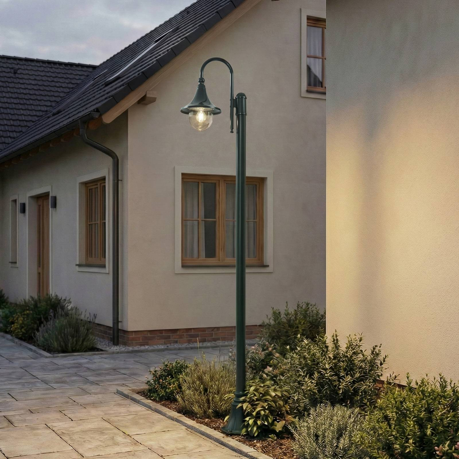 Lindby Daphne buitenlamp in antiek groen, aluminium, hoogte: 220 cm