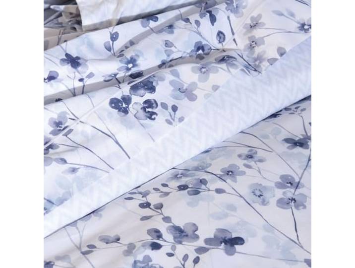 Anne de Solène - Drap Plat 240x295cm - Calme - Blanc Bleu - 100% Satin de Coton - Botanique Coings Poétique & Sérénité Hivernale - Finition Bourdon - Lit 2 Personnes - Lavable 60°C