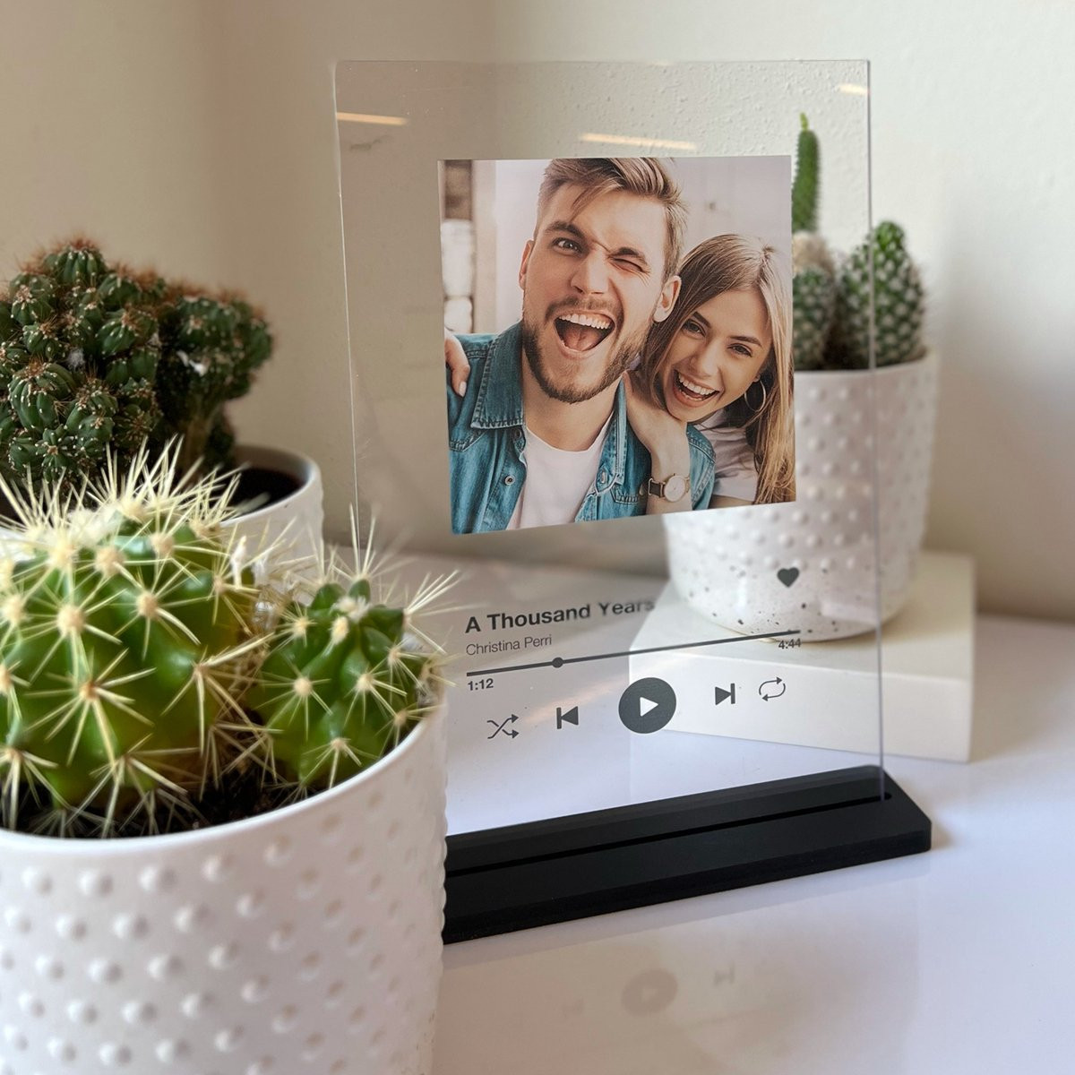 SpotiFrame Spotify Plexiglas plaat met standaard - Gepersonaliseerd met foto en tekst - 30 x 20 cm