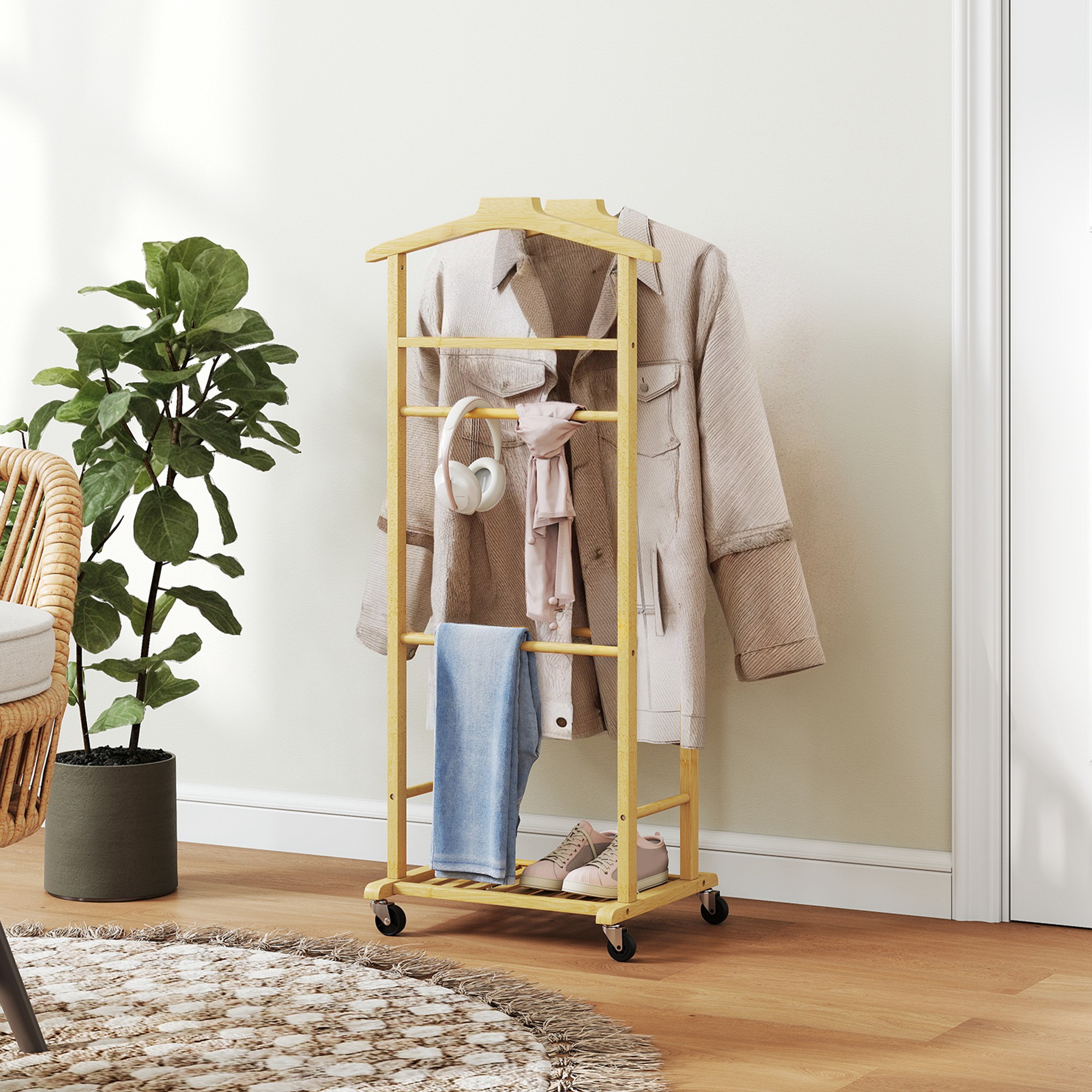 Homcom Servomuto 4 in 1 a Rotelle con 2 Aste, Vassoio Svuota Tasche e Ripiano per Scarpe, in Bambù, 47x33.7x105.5 cm   Aosom Italy