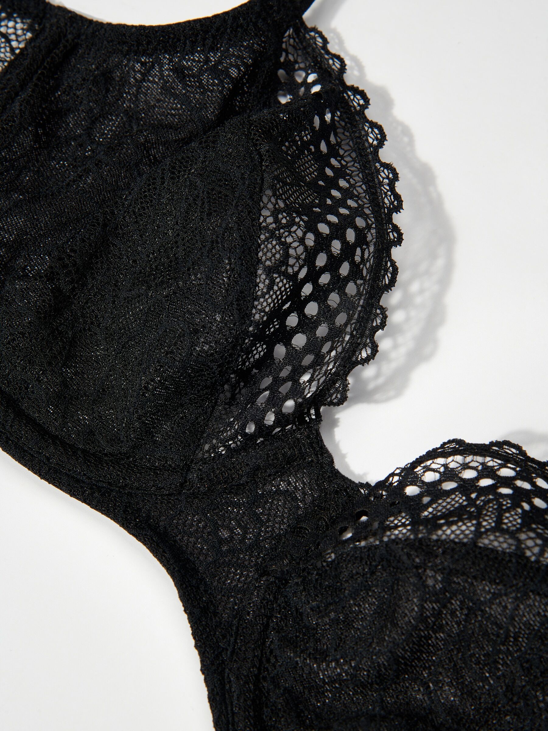 Halbschalen-BH PASSIONATA "PILA", Damen, Gr. 70, Cup B, schwarz, Spitze, Obermaterial: 83% Polyamid, 17% Elasthan, BHs Halbschalen-BH, florale Spitzen-Cups, feminin, bequem, grafisches Ajour-Finish schwarz 70, Cup B