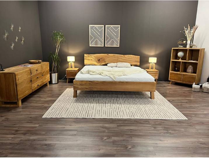 Möbel Specht Massivholzbett Hygge (Kernbuche massiv, bis 300x220cm Liegefläche), schwebende Optik durch schräge Blockfüße, Baumkantenkopfteil