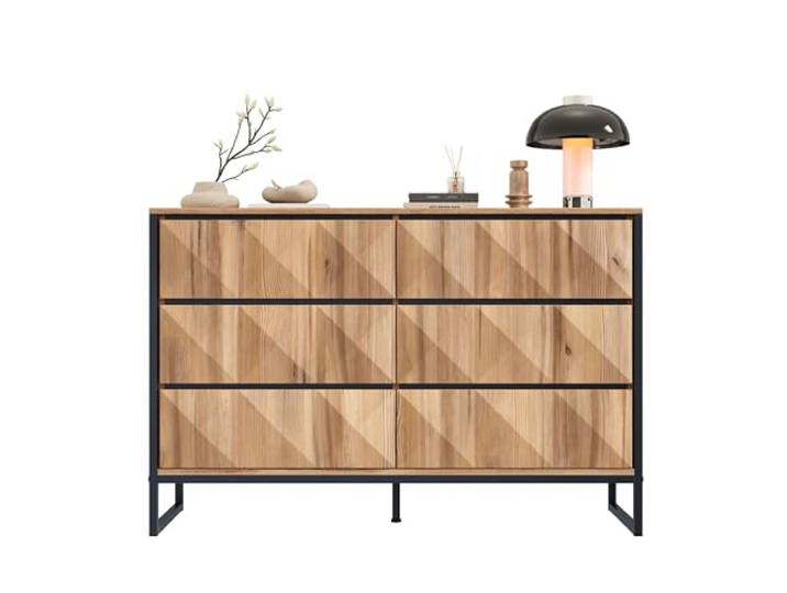 BTM Sideboard und die Kommode zeichnen Sich durch eine Kombination aus Schwarz und natürlichen Holztönen, Metallbeinen und erhöhten Türen aus.