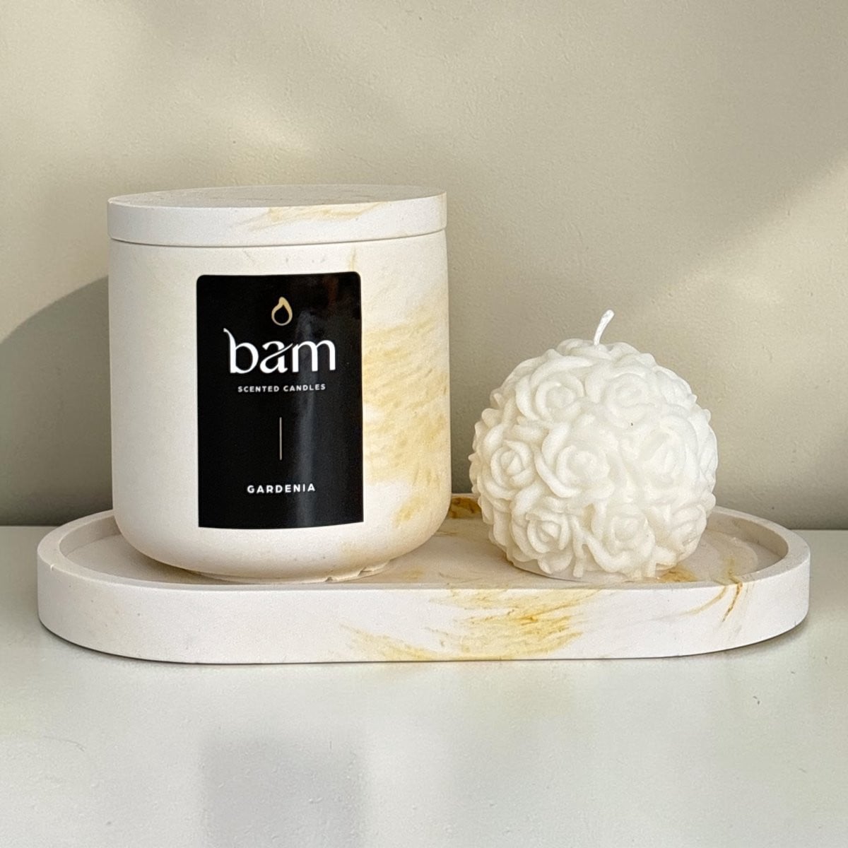 BAM Kaarsen Gardenia Geschenkset – Geurkaars 140 g met Houten Lont en Oker Gemarmerd Ovaal Schaaltje