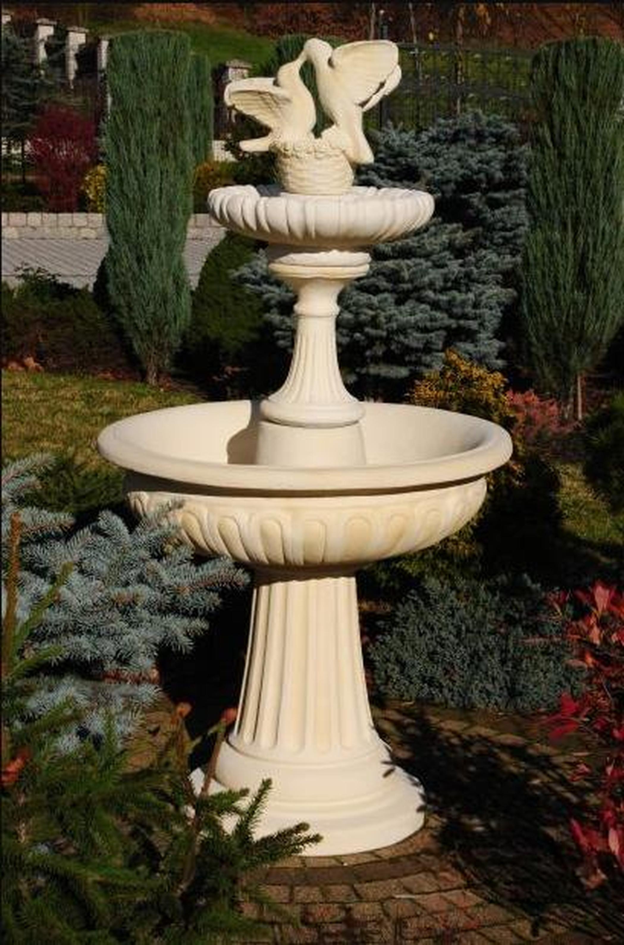 POROTO-Brunnen mit zwei Tauben