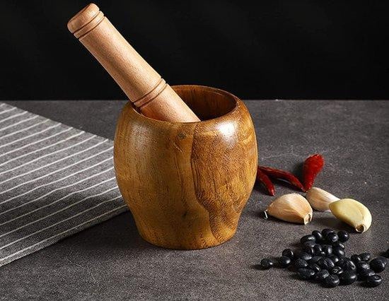 Houten vijzel en stamper met ergonomische grip, bruin