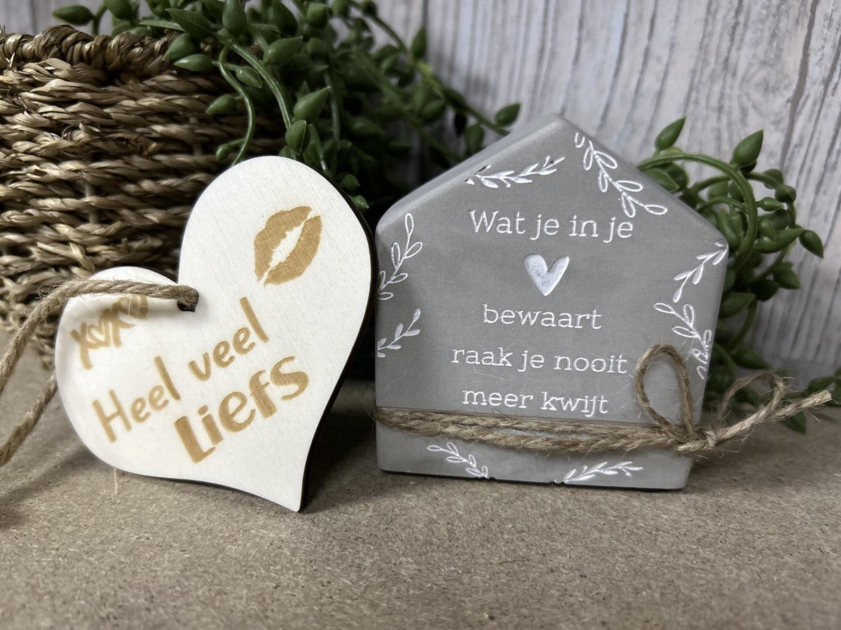 Creaties van Hier Cement huisje met houten hartje, 8 cm