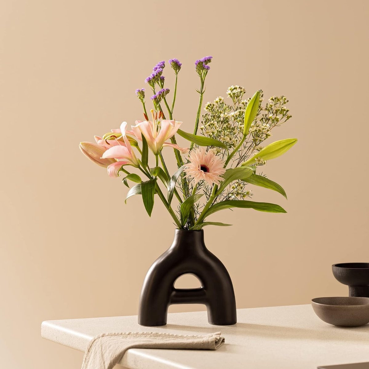 Zwarte keramische vaas voor decoratie of bloemen, Hoogte: 20 cm