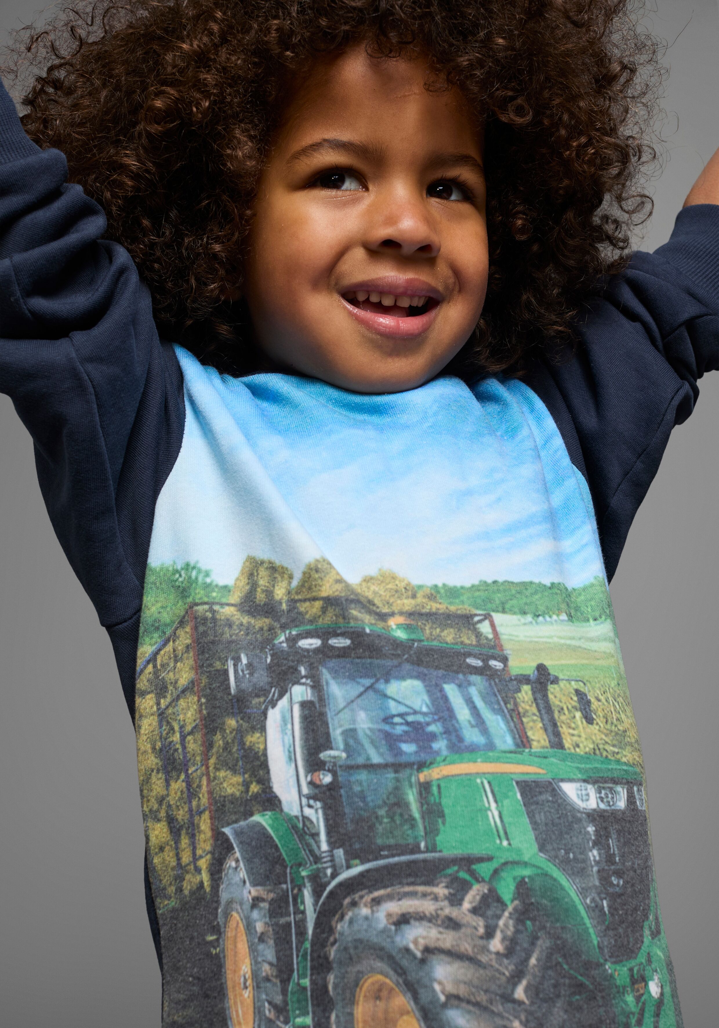 Kapuzensweatshirt KIDSWORLD "Traktor - Fotodruck", Jungen, Gr. 116/122, blau (marine), angeraute Sweatware, Obermaterial: 100% Baumwolle, bedruckt, Basic, Rippbündchen, Sweatshirts Kapuzensweatshirt, bedrucktes Design, aus angerauter Sweatware, mit Rippbü