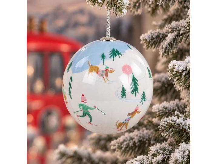 Weihnachtskugel aus bedrucktem Papier mit einem mehrfarbigen Skipistenmotiv.