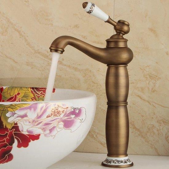 Antieke retro mengkraan met hendel voor badkamer of keuken in goudkleurig messing