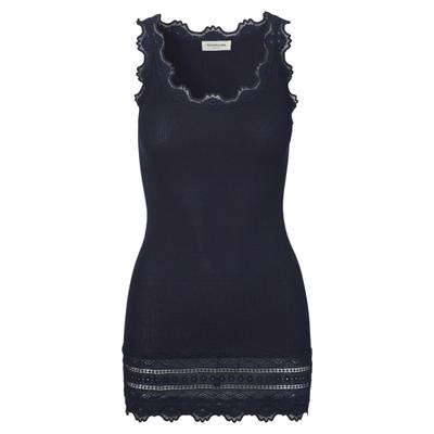 Spitzentop ROSEMUNDE "Benita Silk Top Camisole mit Seide", Damen, Gr. S, blau (navy), Rippstrick, Obermaterial: 70% Seide, 30% Baumwolle, schmal lang, Rundhals, Tops Spitzentop, Vintage-Spitze am Ausschnitt, feminin, Rundhalsausschnitt, Seidenmix