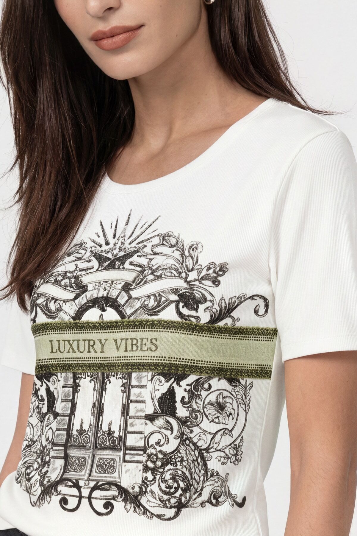 T-Shirt MONARI "Shirt Druck + Schmuck", Damen, Gr. 38, weiss (off, weiß), Web, Obermaterial: 94% Baumwolle, 6% Elasthan, unifarben, regular fit taillenbedeckt, Rundhals, eingesetzt abgesteppte Kante, Shirts T-Shirt, Regular fit mit Strassdetails off, weiß