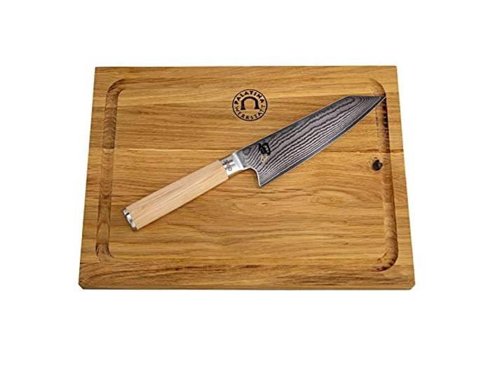 KAI Shun Classic White Kiritsuke Messer 14 cm – Limitiert auf 5555 Stück – Damast Allzweckmesser mit hellem Pakkaholzgriff + handgefertigtes Schneidebrett aus massiver Eiche 30x22 cm – Edles Messerset