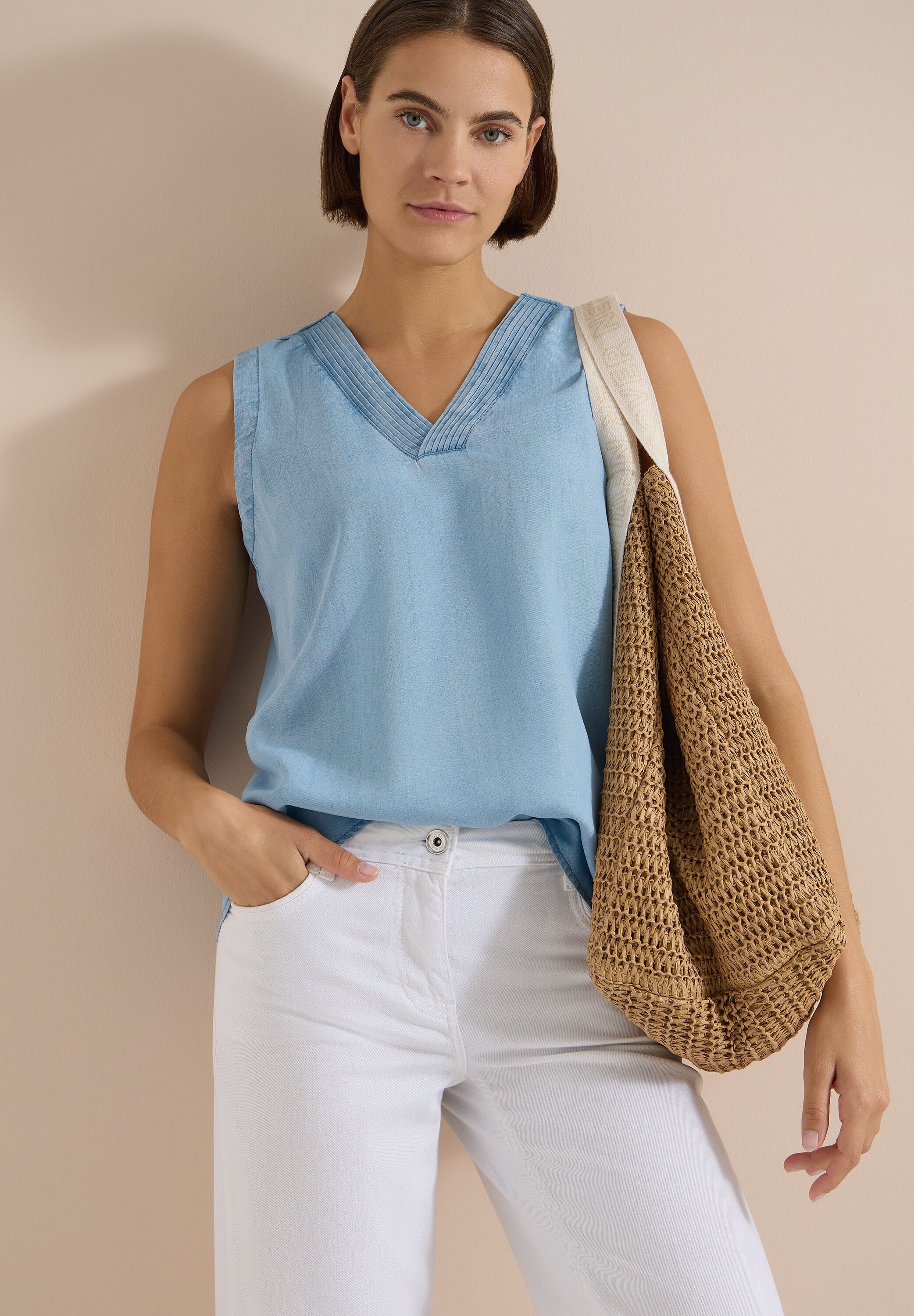 Blusentop CECIL, Damen, Gr. S (38), light blau used wash, Denim/Jeans, Obermaterial: 100% Lyocell, unifarben, lässig geschnitten hüftbedeckend, V-Ausschnitt, Blusen Blusentop, Blusentop - Sommershirt im Denim-Look mit V-Neck light blau used wash S (38)
