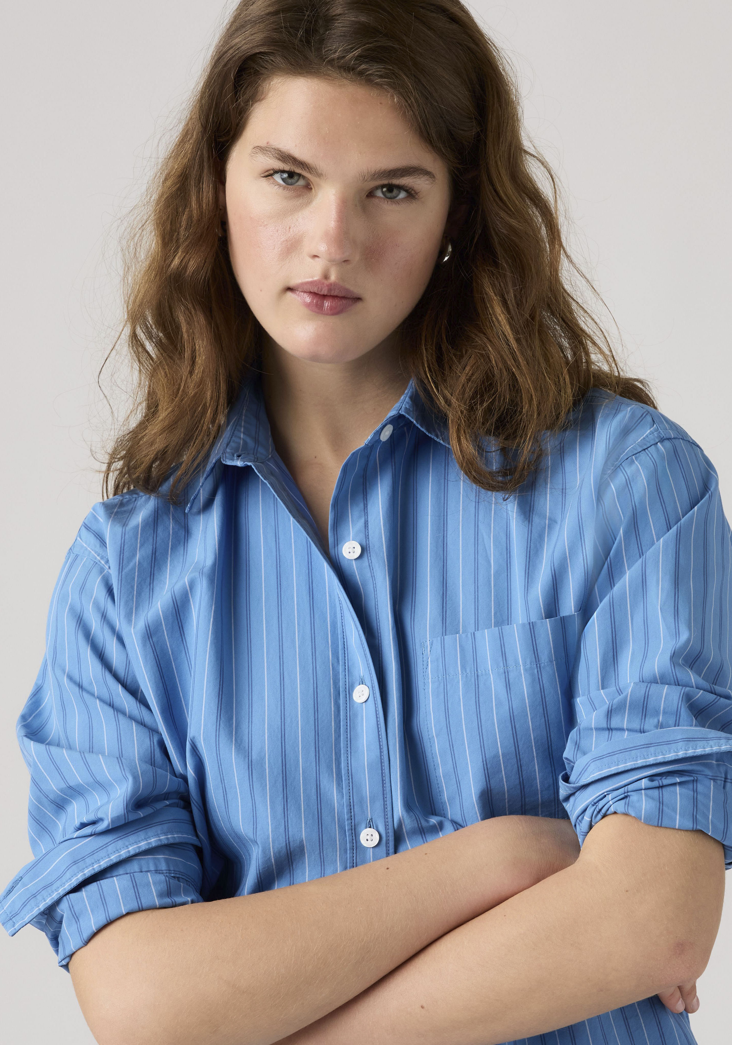 Jeansbluse LEVI'S "HARLIE BOYFRIEND SHIRT", Damen, Gr. M (38), telma stripe parisian blau poplin, Web, Obermaterial: 100% Baumwolle, relaxed fit Po-bedeckend, 2-Knopf-Manschette, Blusen Jeansbluse, mit Brusttasche telma stripe parisian blau poplin M (38)
