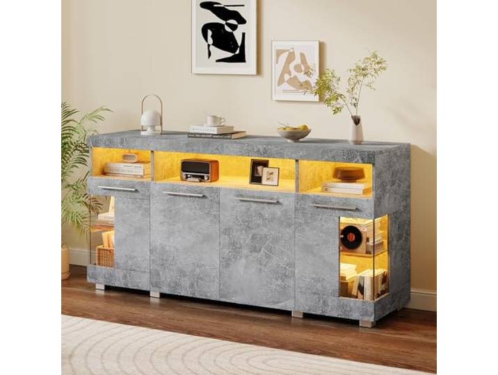 Merax Sideboard mit LED-Beleuchtung, Hochglanz Kommode Anrichte Schrank mit 4 Türen & Offene Staufächer, Mehrzweckschrank mit Glastüren, Aufbewahrungsschrank für Wohnzimmer, Esszimmer, Zementfarbener