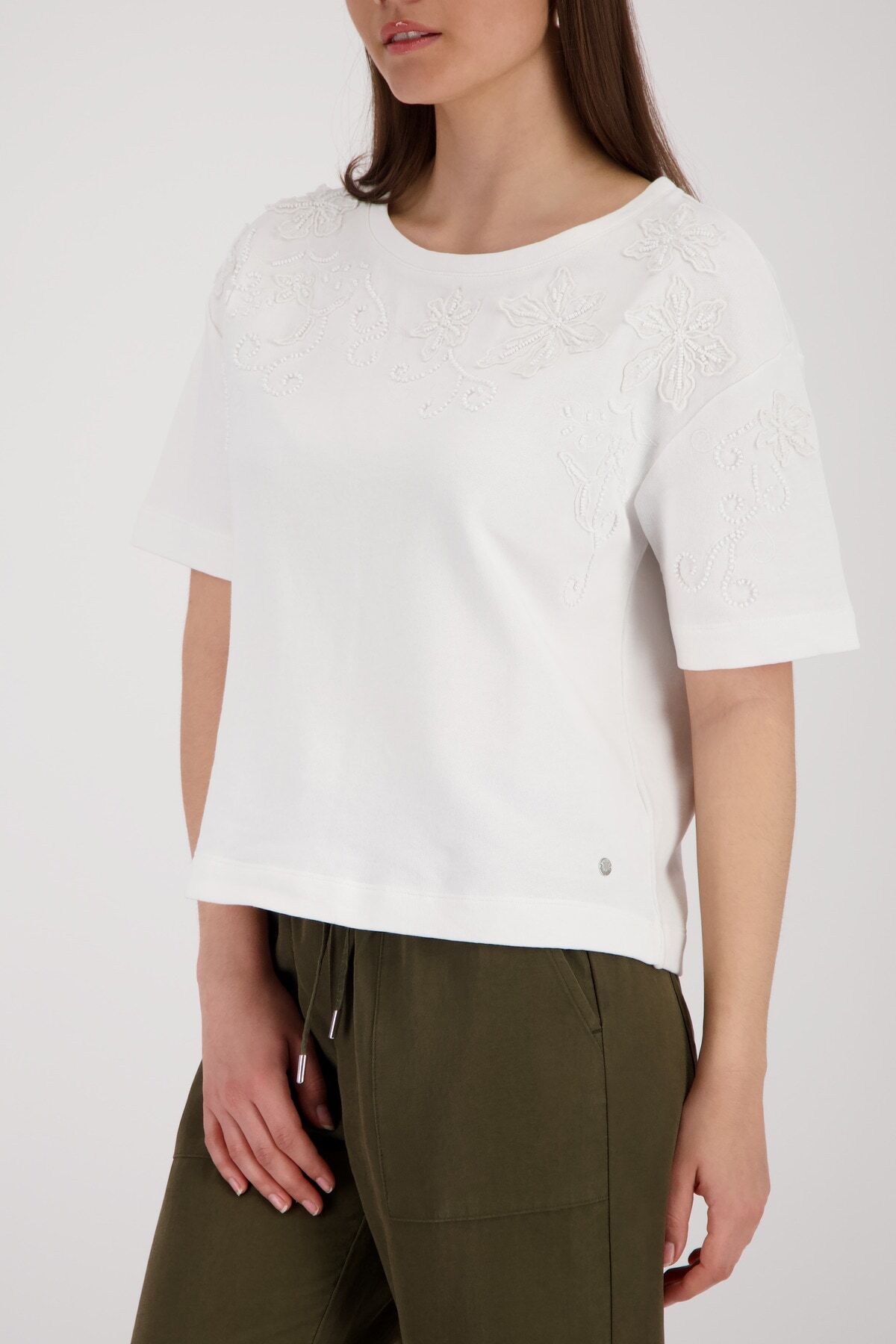 Sweatshirt MONARI "Sweatshirt Perlenschmuck", Damen, Gr. 34, weiß (ecru), Web, Obermaterial: 100% Baumwolle, bestickt, unifarben, regular fit taillenbedeckt, Rundhals, eingesetzt gerader Abschluss, Sweatshirts Sweatshirt, mit Blumenstickerei