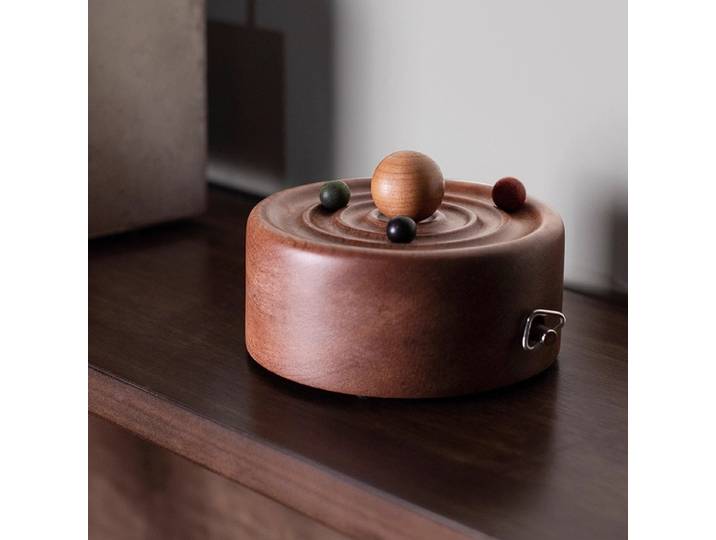 Boîte à musique rotative en bois massif style nordique, décoration de bureau, ornement de salon, cadeau haut de gamme pour la maison