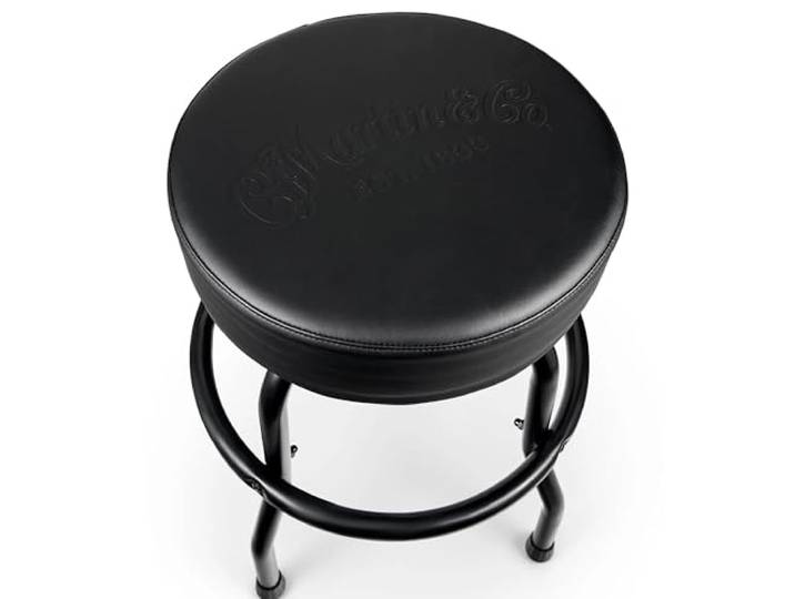 Martin - Tone On Tone Black Barstool; Barhocker für Musiker; gepolsterter Sitz mit schwarzem Logo Ton in Ton; um 360 ° drehbar; Höhe 61,6 cm; robuster schwarzer Sockel; einfach zu montieren