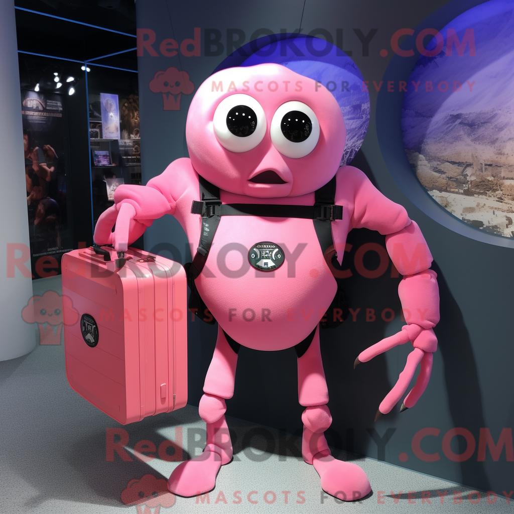 Maskottchen REDBROKOLY einer rosa Spinne mit Rashguard und Aktentasche