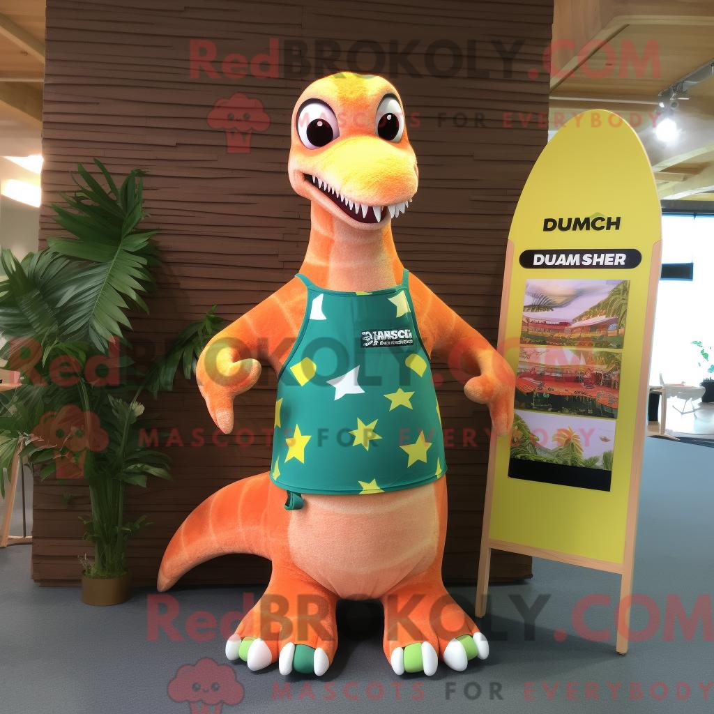 Maskottchen REDBROKOLY eines pfirsichfarbenen Diplodocus mit Boardshorts und Messengerbag