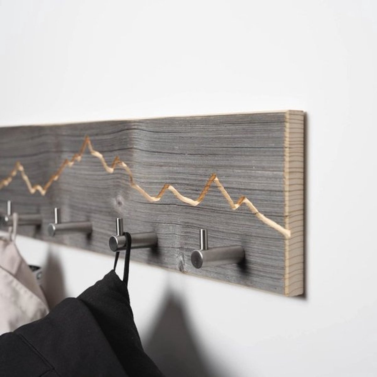 Handgemaakte wandgarderobe van oud hout met bergmotief voor in de hal, badkamer of slaapkamer