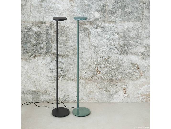 Flos Architectural Designer Stehlampe Oblique Floor USB-C, dimmbar, grün, für Wohn- / Esszimmer, Aluminium, Stehlampe