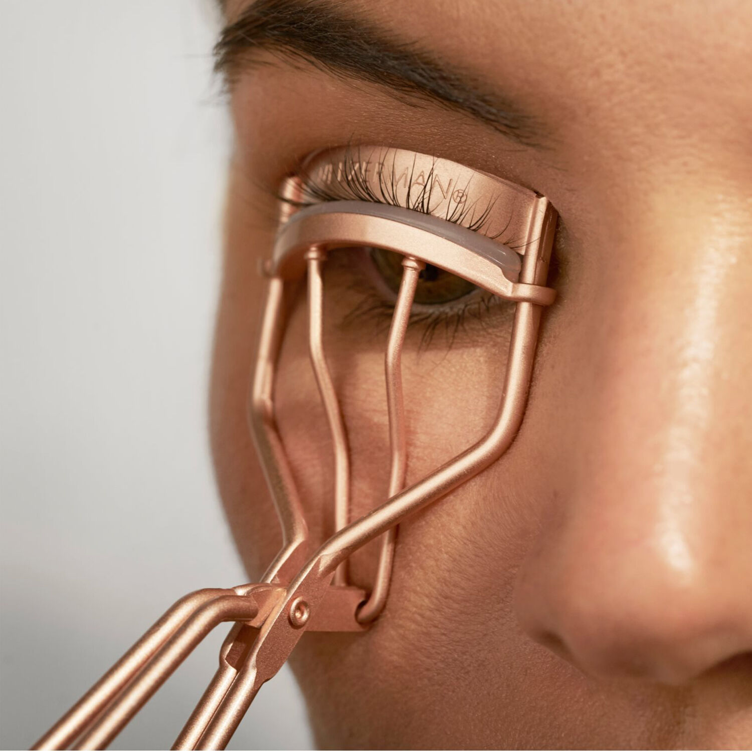 TWEEZERMAN Rose Gold Classic Lash Curler