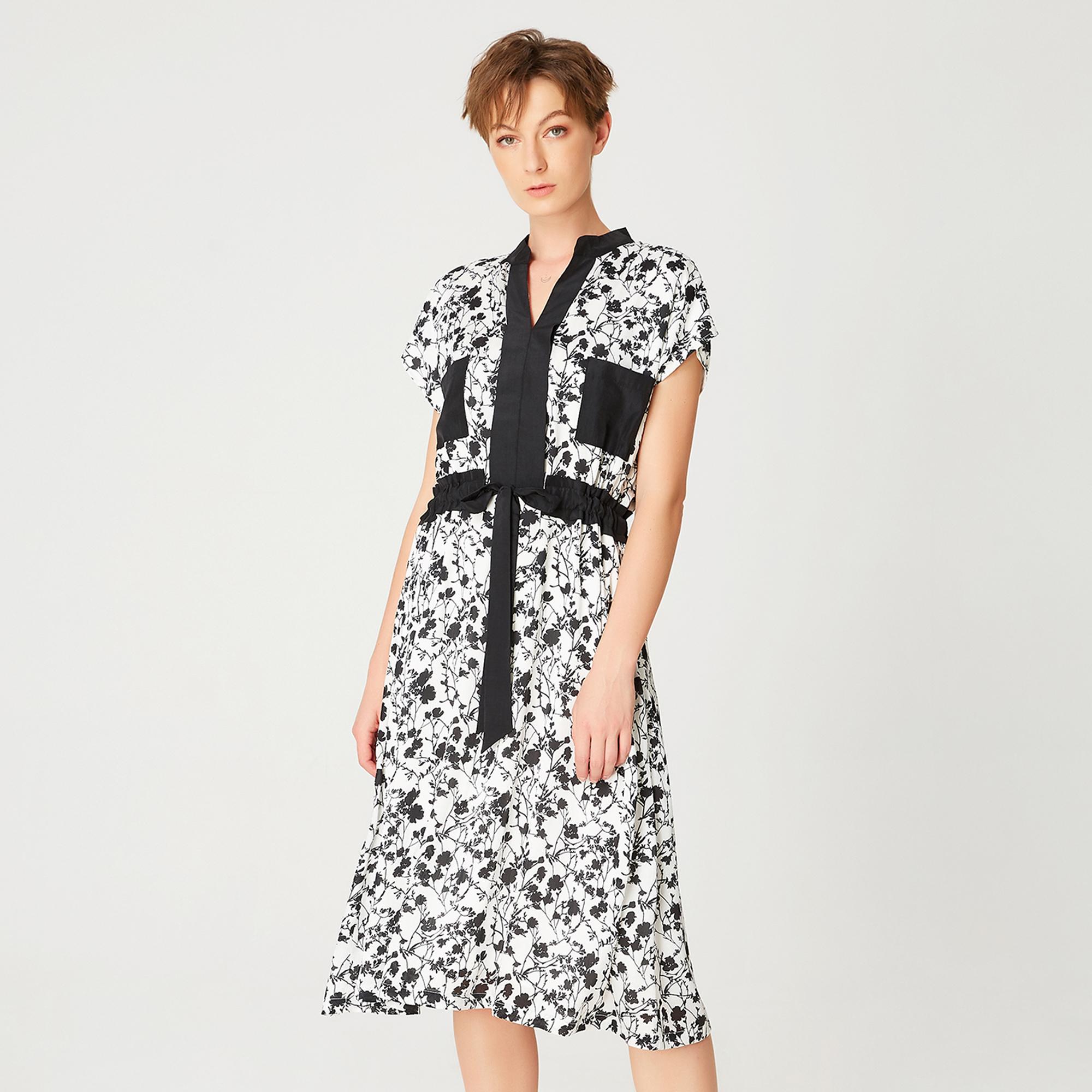 Bi-materiële kleding met monochrome bloemenprint en trekkoordriem