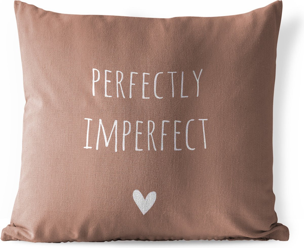 Weerbestendig buitenkussen met Engelse quote Perfectly imperfect en hartje, bruin, 50 x 50 cm