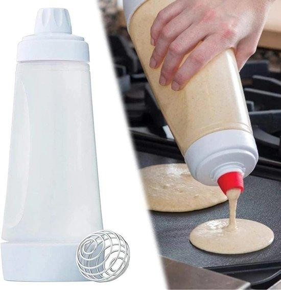 Mengfles voor pannenkoeken met doseerfunctie in wit met silicone en roestvrij staal