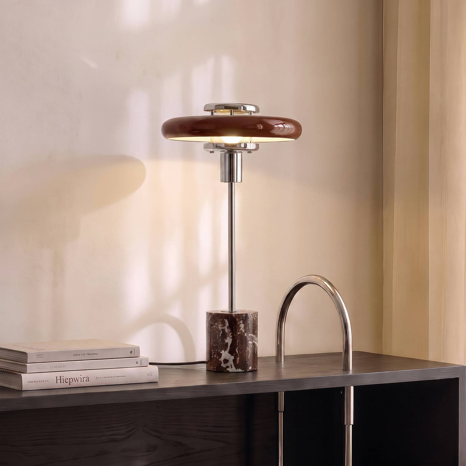 Lindby Branford tafellamp, rood, glas en marmer, retro stijl