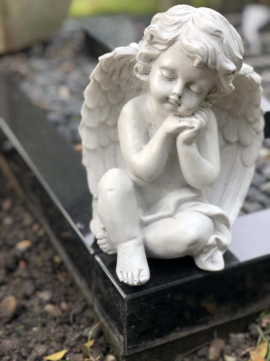 Zittende Engel Grafdecoratie voor in de Tuin