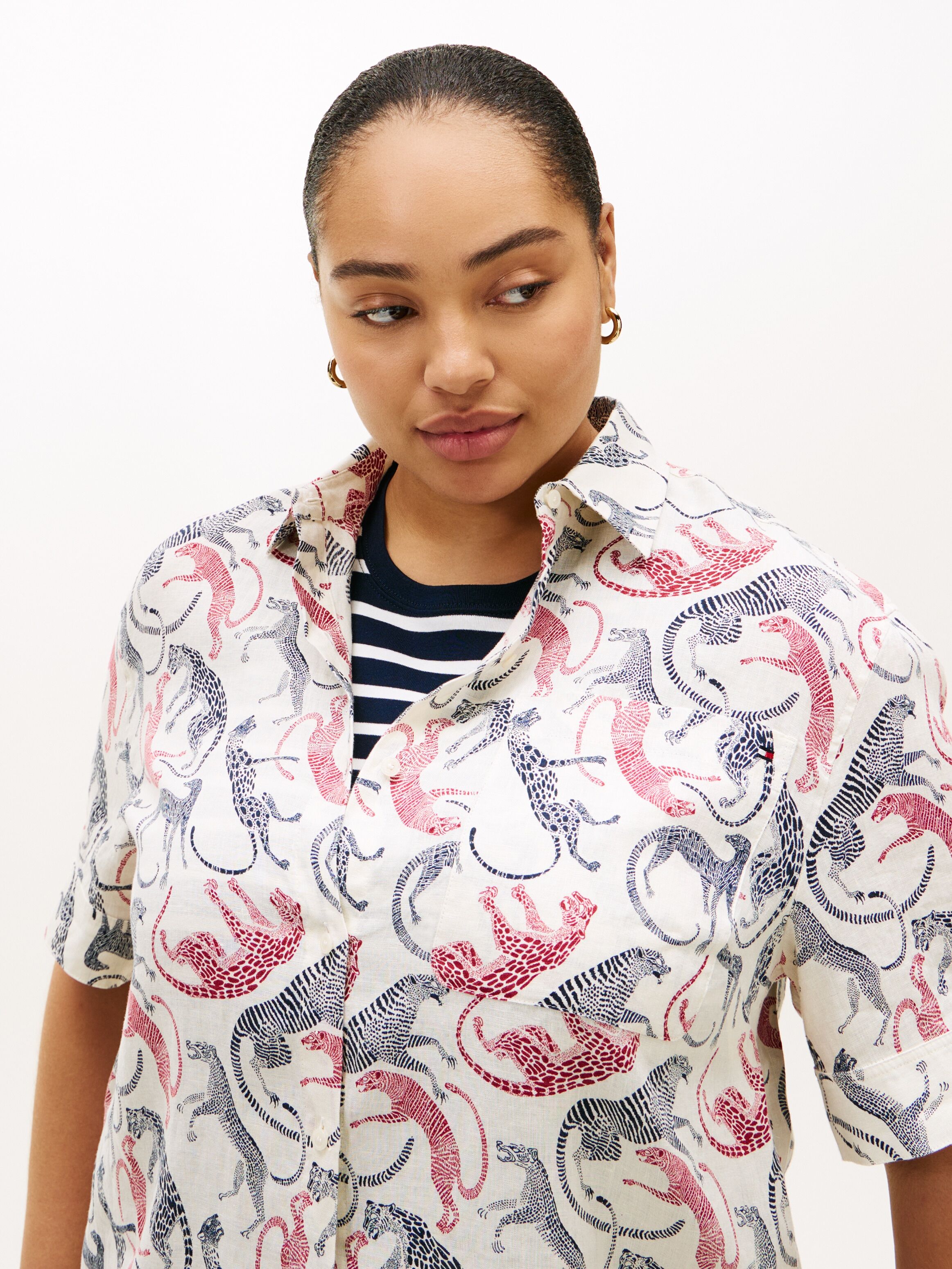 Kurzarmshirt TOMMY HILFIGER CURVE "CRV ESS LINEN SHIRT WITH SS", Damen, Gr. 54, bunt (leopard baroque rwb), Single Jersey, Obermaterial: 100% Leinen, bedruckt, regular fit normal, ohne Ausschnitt, Shirts Kurzarmshirt, in grossen Grössen leopard baroque rw