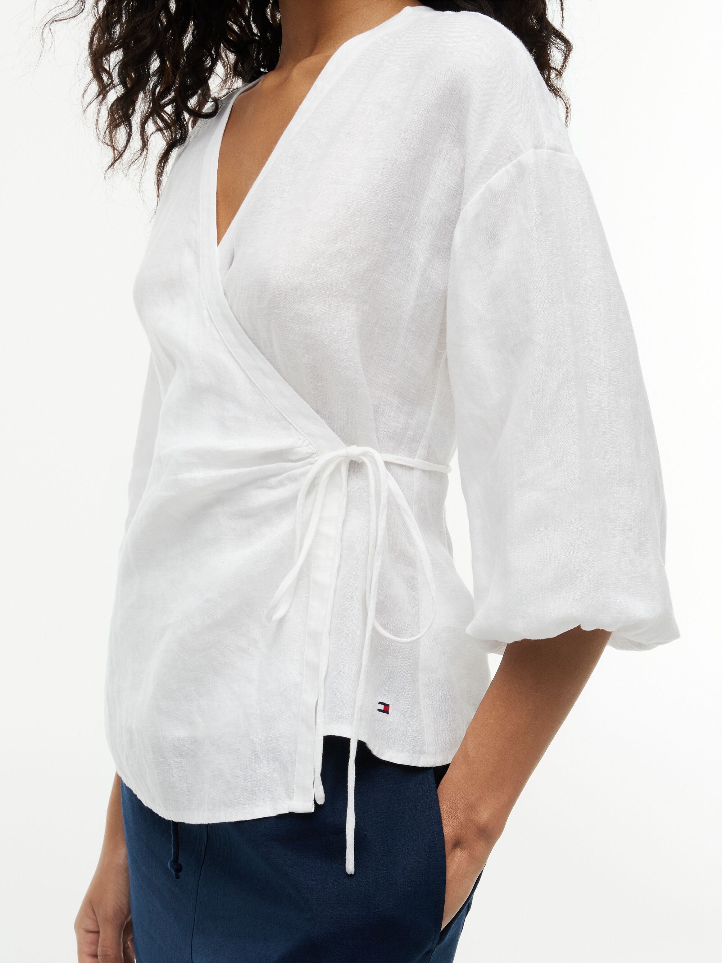 Wickelbluse TOMMY HILFIGER "SUMMER LINEN WRAP TIE BLOUSE", Damen, Gr. 42, weiss (th optic weiß), Web, Obermaterial: 100% Leinen, unifarben, normal, V-Ausschnitt, Blusen Wickelbluse, Leinen th optic weiß 42