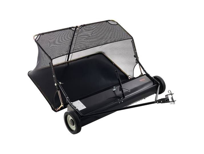Vevor Balayeuse Tractee 132 Cm Balayeuse A Gazon Tractee Pour Balayer Debris Secs Mauvaises Herbes De Jardin\, Grande Capacite 566 L\, Hauteur Reglable\, Avec Bac A Herbes Et Feuilles\, Corde De Vidage