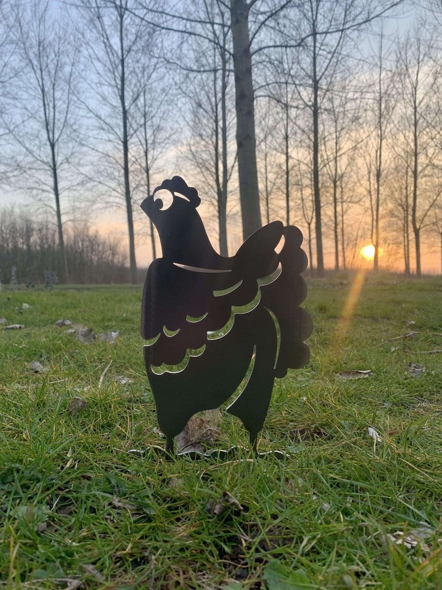 Atilla the Hen - Metalen kip van cortenstaal voor tuin decoratie