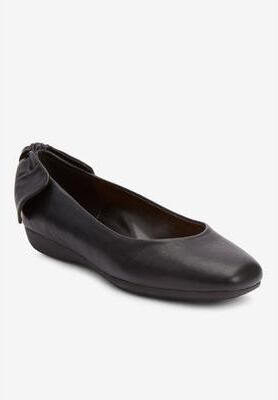 Women's The Delia Slip On Flat by Comfortview in Black (Size 9 M)