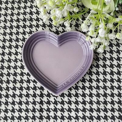 Inspired Living Heart Shaped Elevated Ceramic Cat Bowl For Comfortable, Mess Free Feeding 3