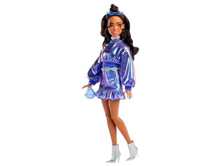 Barbie Luxe Stijl Pop nr. 7 in metallic blauw topje en rok, golvend bruin haar, accessoires als zilverkleurige sieraden, kristallen handtas en zonnebril, JFP42