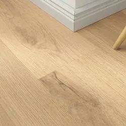 Klick-Vinyl Kaschmireiche – inkl. Dämmung & Fußleisten