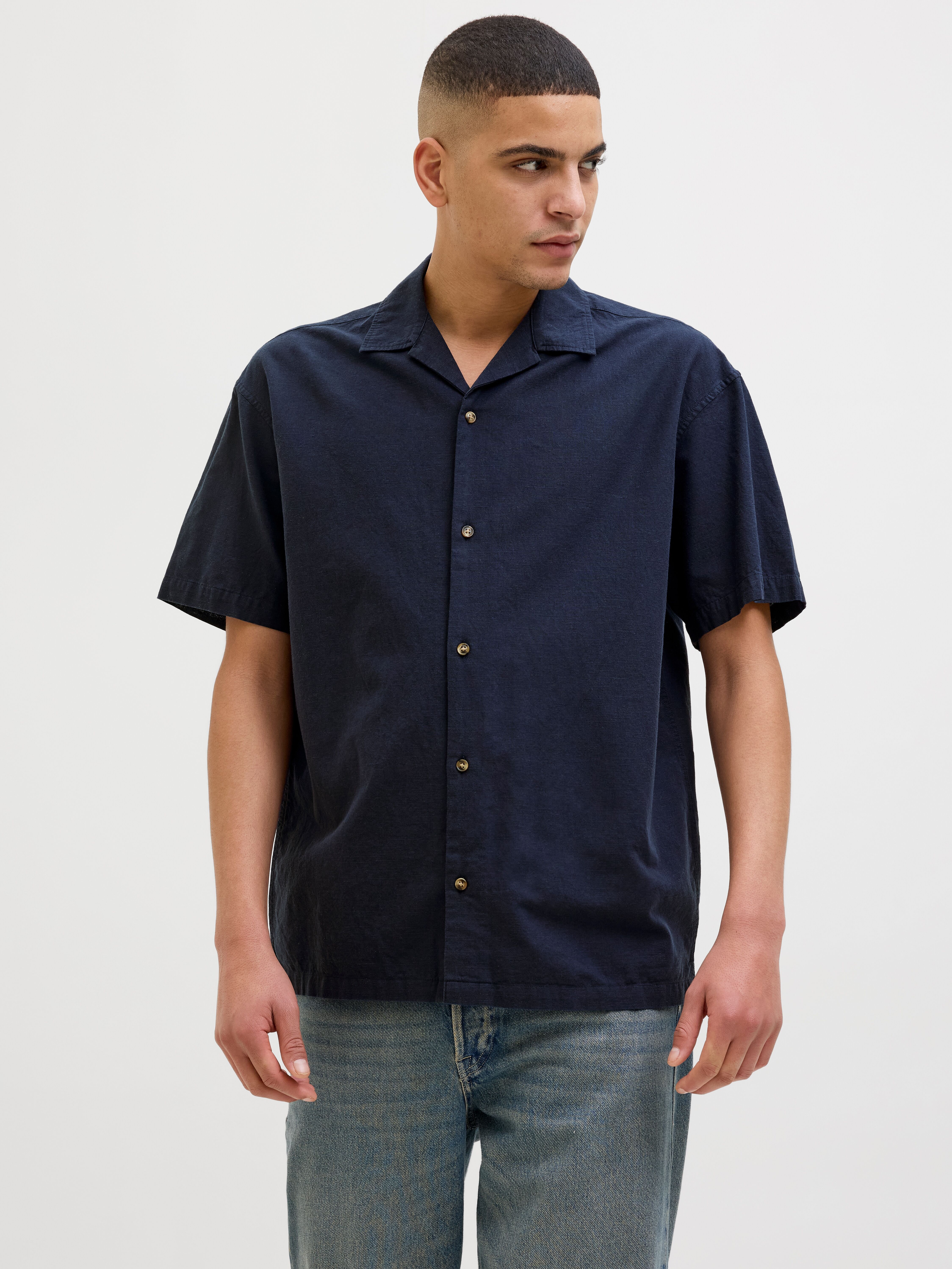 Jack & Jones "JJESUMMER RESORT SHIRT SS SN" mit Resort Kragen