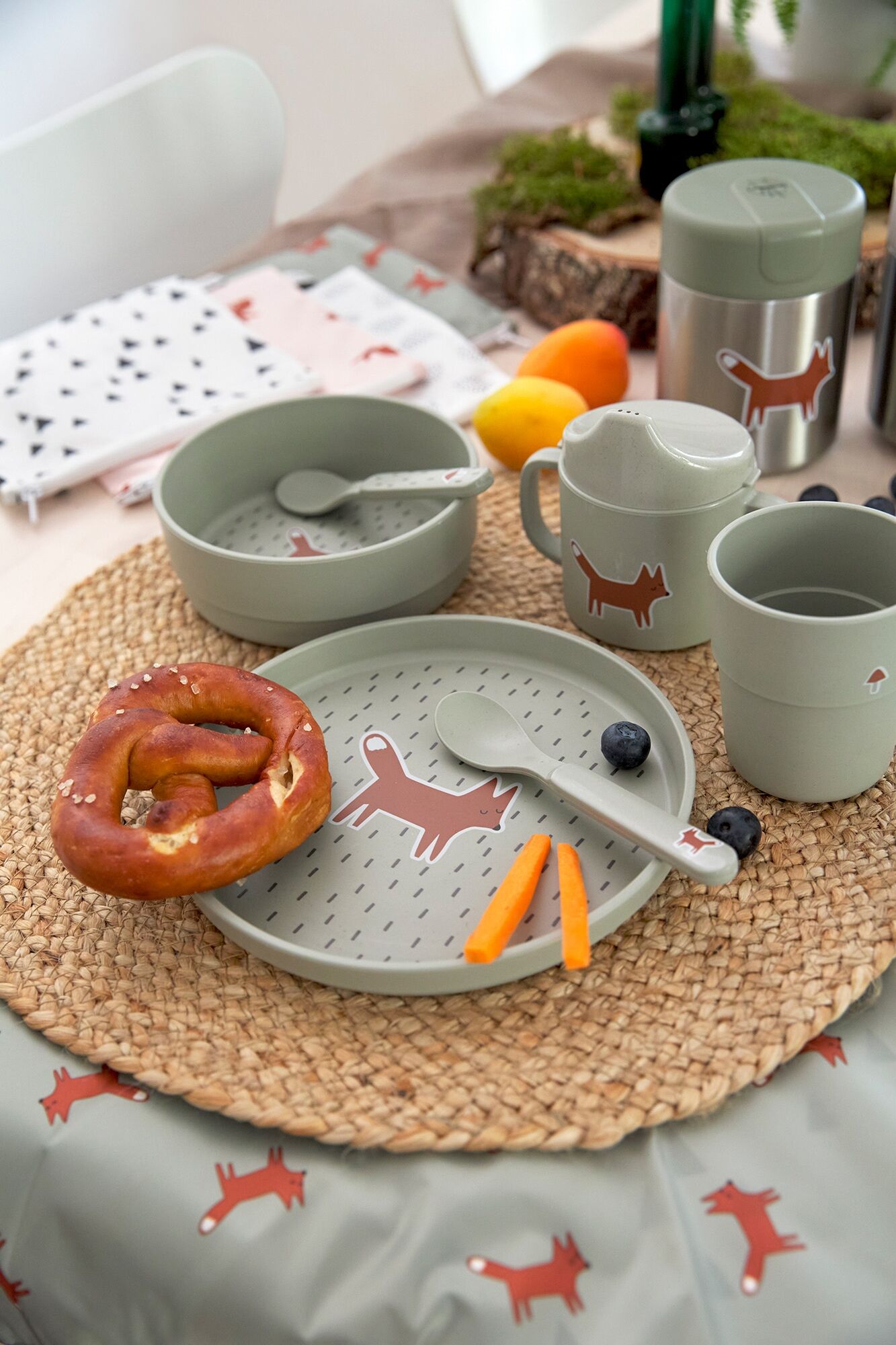 Kindergeschirr-Set LÄSSIG "Little Forest, Fuchs", Kinder, Gr. 4 Stk., grün (olive), Polyethylen, Zellulose, Geschirr-Sets Kindergeschirr-Set, mit Teller, Schale, Becher und Löffel