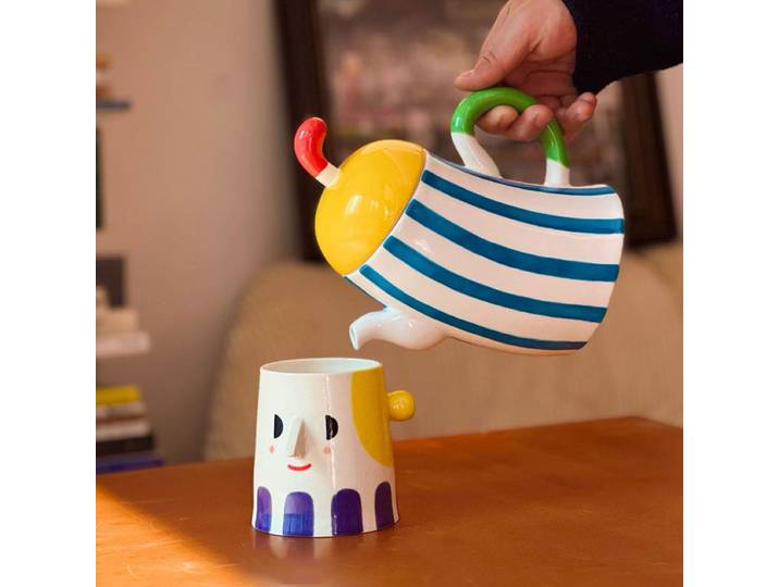 Jolie théière en céramique avec trou pour infuseur à thé, poignée Akimbo, belle théière, bouilloire à eau, carafe en porcelaine avec couvercle 1L