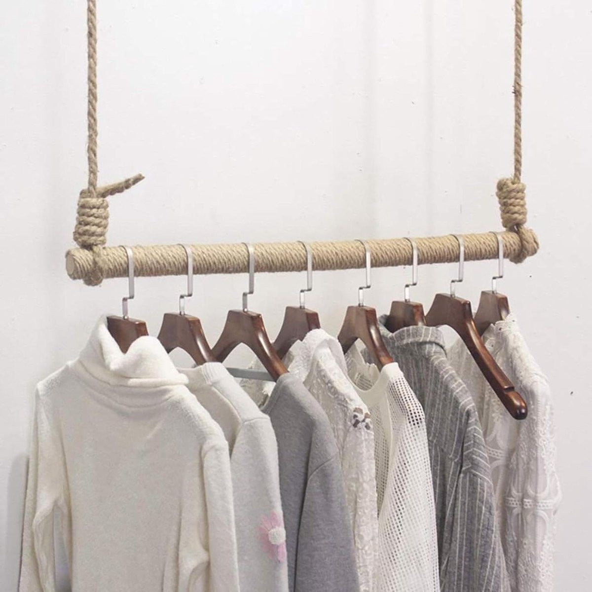 Decoratief houten kledingrek met hennep touw voor het presenteren van kleding