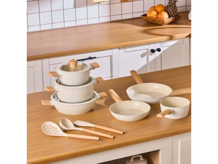 Karaca Swiss Crystal Almond Cream 12-teiliges Kochgeschirr-Set, Antihaftbeschichtung, PFAS-frei, SwissCrystal-Oberfläche, enthält Töpfe, Pfannen & Kochutensilien