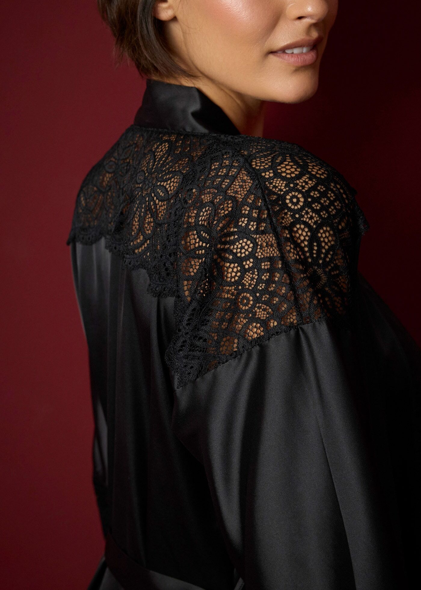 Kimono BONPRIX "Satin Kimono mit Glanzeffekt" Gr. 48, schwarz, 48/50 (XL), Satin, Hausmäntel, Kimono, glänzender Satin und hochwertige Spitze, bequeme Passform schwarz 48/50 (XL)