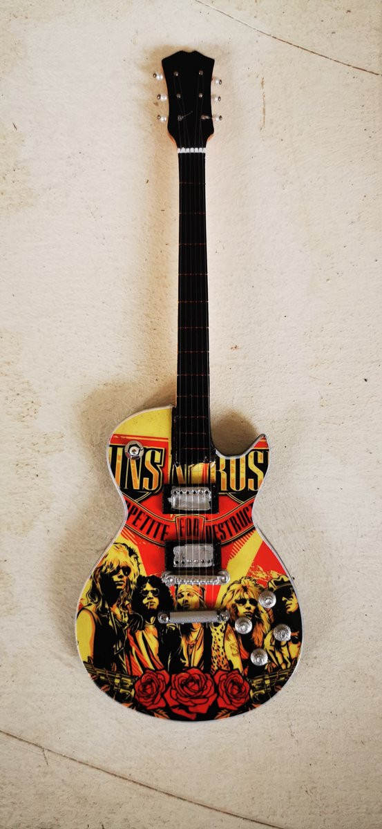 Guns N' Roses Miniatuur Gitaar Appetite for Destruction - Houten Rock Decoratie met Standaard - Hoogte: 25 cm