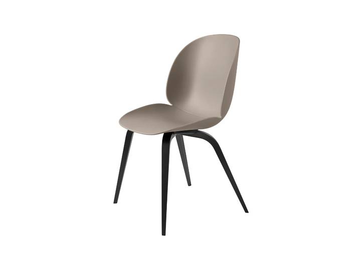 GUBI Chaise Beetle Nouveau beige, support en hêtre teinté noir